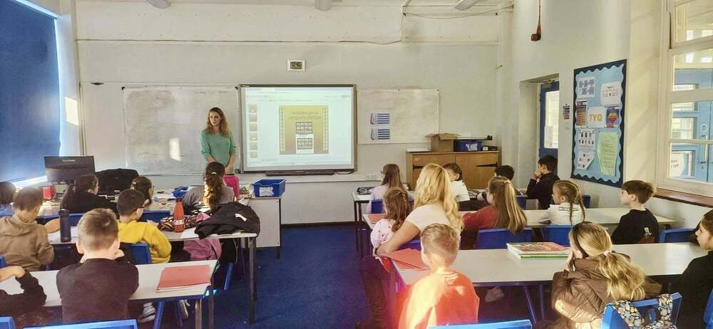 С презентация, интерактивна игра и създаване на проекти учениците от училище „Зора“ в Бейзингстоук, Англия, отбелязаха Деня на будителите