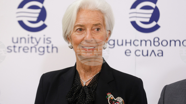 Икономическият растеж на еврозоната се очаква да бъде подкрепен от потреблението, пазара на труда и държавните разходи, посочи Лагард