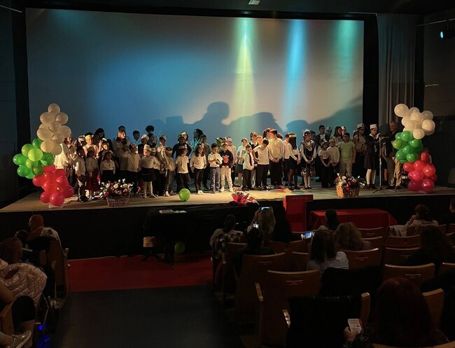 Отбелязахме Деня на будителите с празнична програма, пълна с песни, стихове и емоции, посочват от училище „Св. св. Кирил и Методий“ в Атина