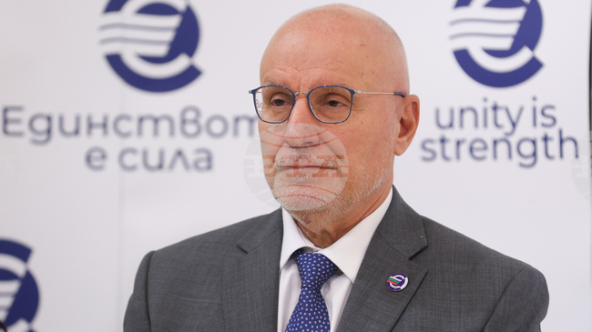 Държавата има опора, дори когато политиката е в криза, заяви управителят на БНБ Димитър Радев за БТА