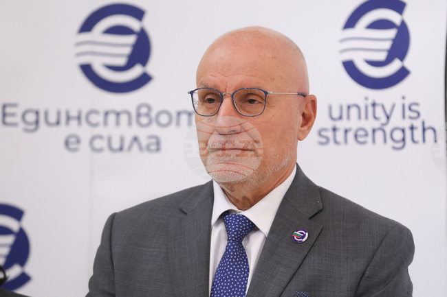 Държавата има опора, дори когато политиката е в криза, заяви управителят на БНБ Димитър Радев за БТА