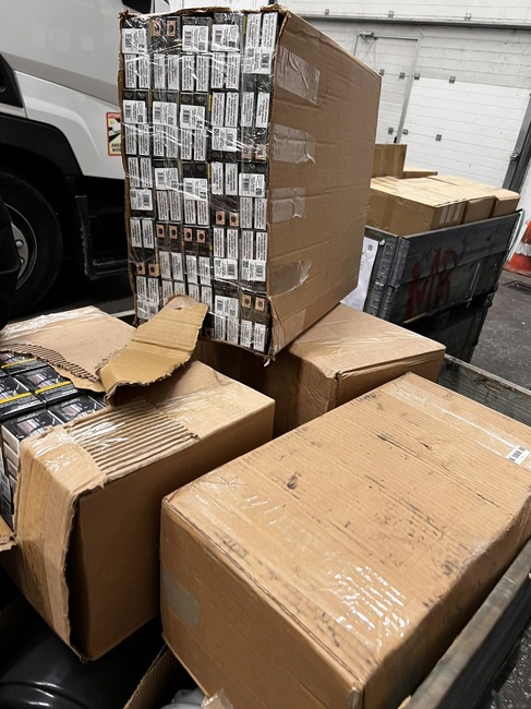 Агенция „Митници“: Над 260 000 къса контрабандни цигари в товарен автомобил откриха митническите служители на МП Капитан Андреево