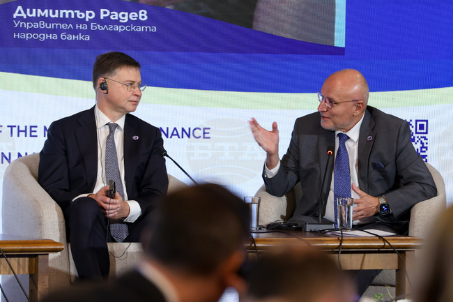 Еврото засилва устойчивостта на страните, присъединили се към еврозоната, посочи еврокомисар Домбровскис