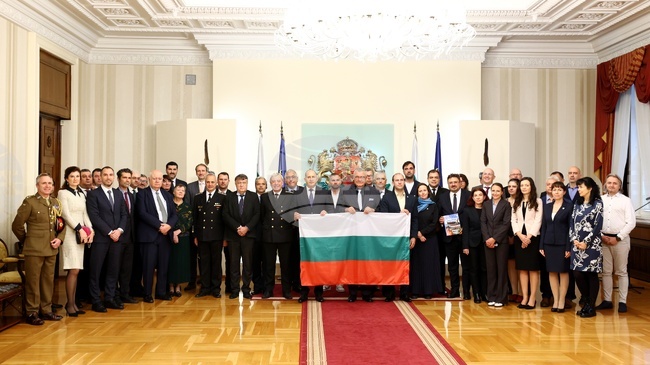 Президентът Румен Радев връчи националното знаме на 34-ата българска полярна експедиция