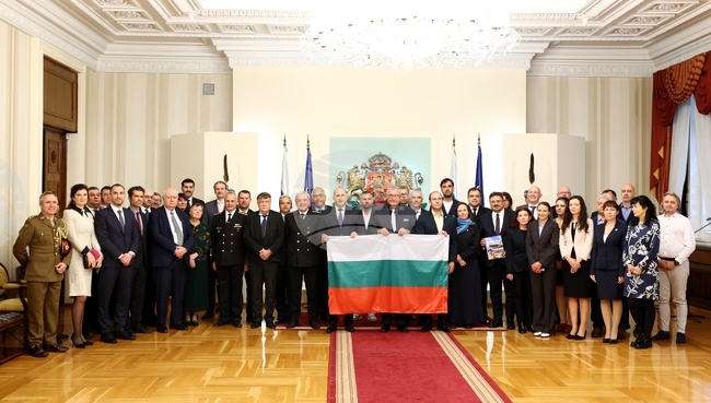 Президентът Румен Радев връчи националното знаме на 34-ата българска полярна експедиция