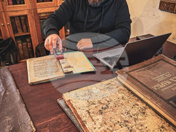 Екип от Геолого-географския факултет на СУ изследва и дигитализира уникални географски източници в Зографския манастир. Снимка: СУ