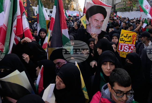 Иранците отбелязват годишнината от превземането на американското посолство през 1979 г. 