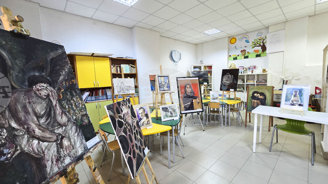 Изложбата "Будни" представя творби на панагюрски художници в местните училища