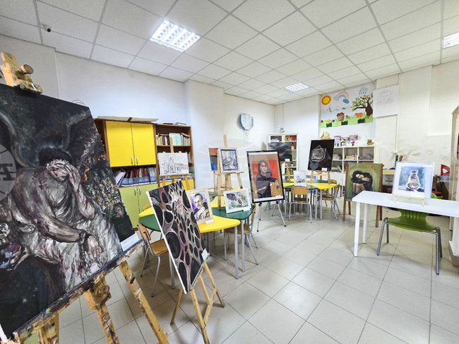 Изложбата "Будни" представя творби на панагюрски художници в местните училища