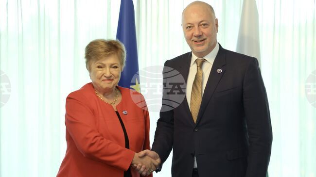 Правителството спазва ангажиментите си за плавен преход при приемане на еврото, каза премиерът на среща с директора на МВФ