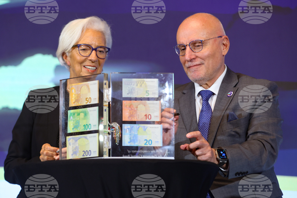 Кристин Лагард и Димитър Радев символично подписаха заедно евробанкноти