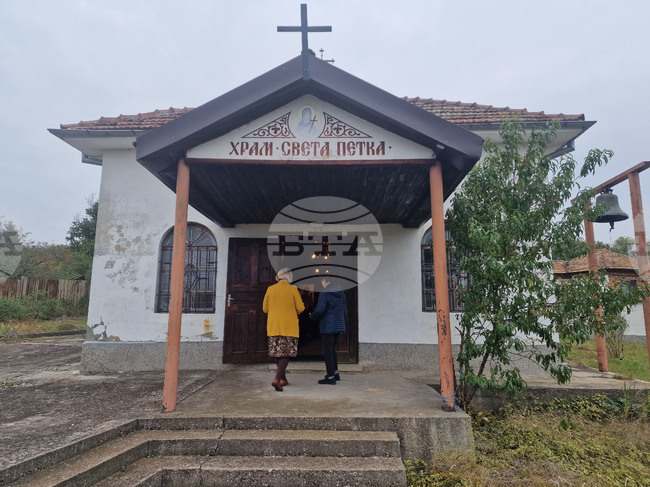 Построеният с дарения и доброволен труд храм "Света Петка" вече двайсет години е огнище на православната вяра в разградското село Раковски