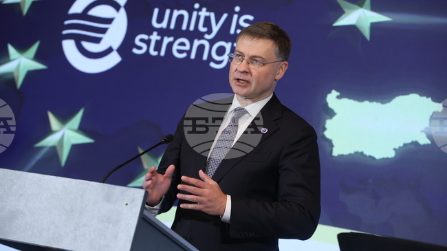 Еврото не е просто валута, то е мощен символ на европейска интеграция, каза еврокомисарят по икономика Валдис Домбровскис