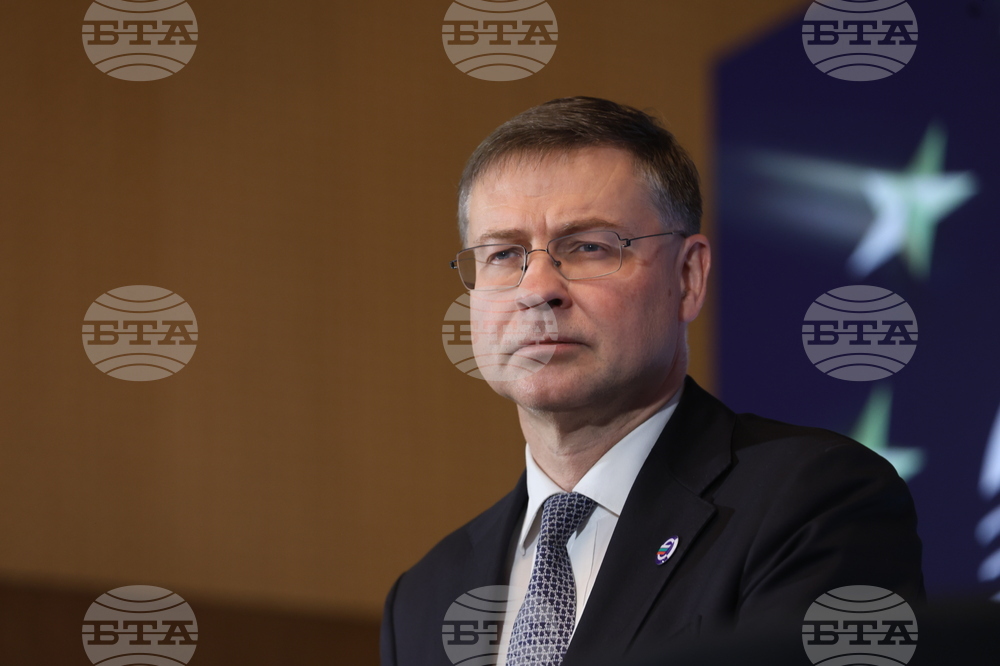 Преходът от лев към евро е повече от промяна на валутата - той поставя България в сърцето на Европа, заяви еврокомисарят Валдис Домбровскис