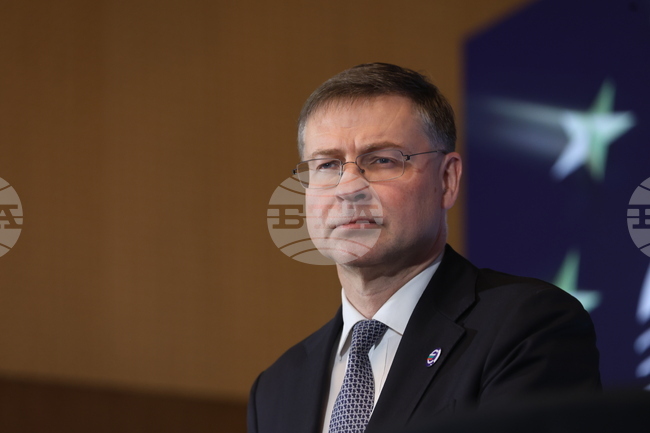 Преходът от лев към евро е повече от промяна на валутата - той поставя България в сърцето на Европа, заяви еврокомисарят Валдис Домбровскис