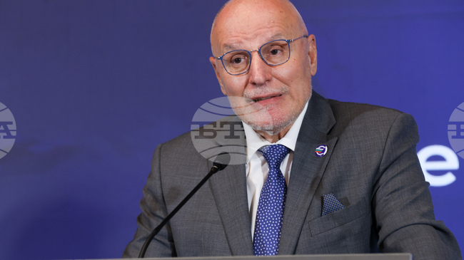 Гражданите трябва да са спокойни, БНБ и търговските банки са готови за въвеждането на еврото, каза Димитър Радев