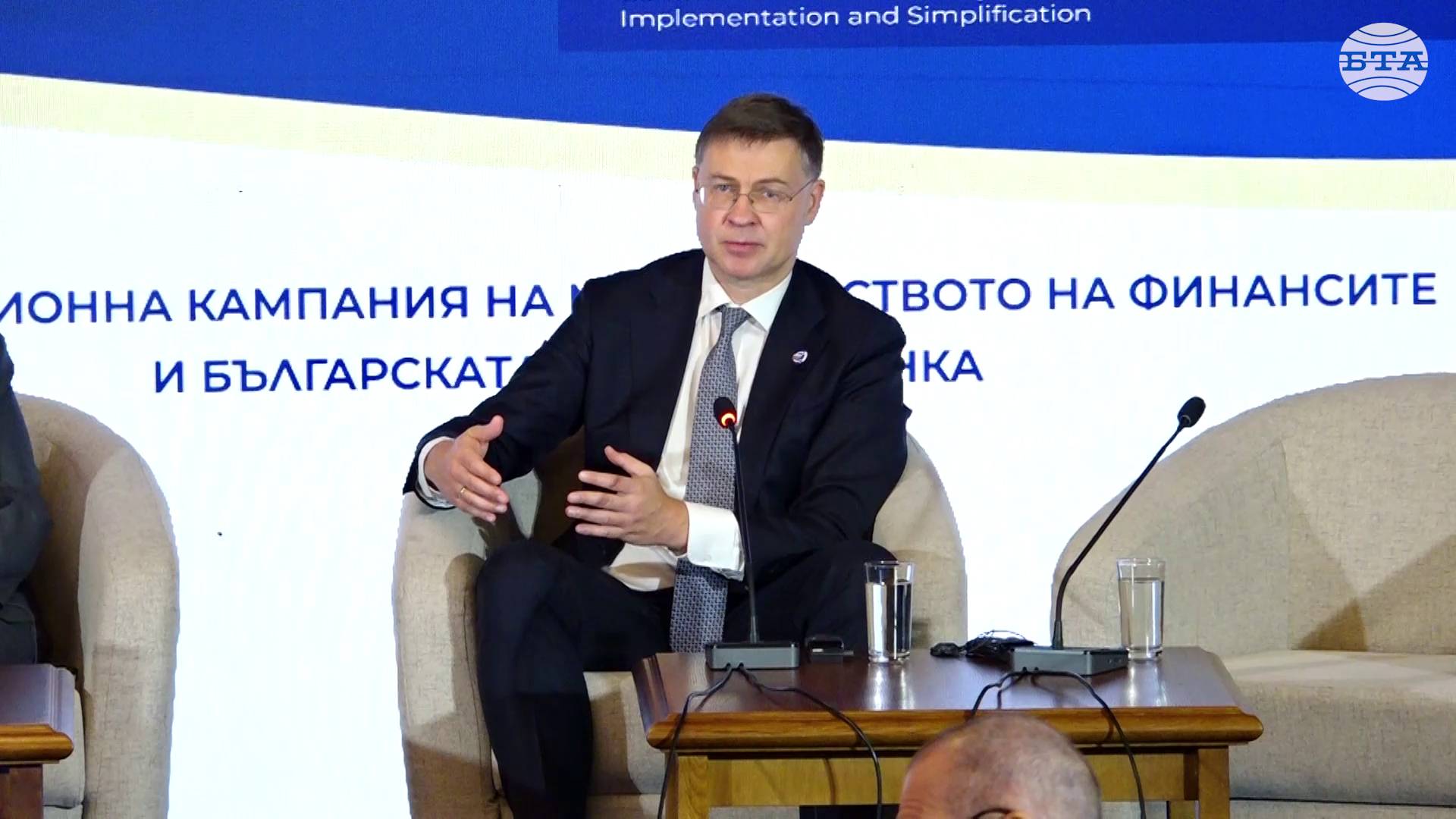 Еврото засилва устойчивостта на страните, присъединили се към еврозоната, посочи еврокомисар Домбровскис