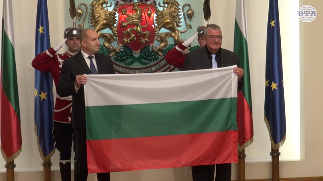 Президентът Румен Радев връчи националното знаме на 34-ата българска полярна експедиция