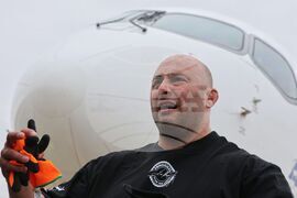 Летище „Васил Левски“ - опит за изтегляне на най-новия самолет - Airbus A220-300