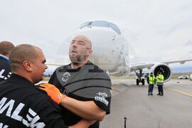 Летище „Васил Левски“ - опит за изтегляне на най-новия самолет - Airbus A220-300