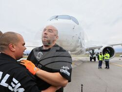 Летище „Васил Левски“ - опит за изтегляне на най-новия самолет - Airbus A220-300