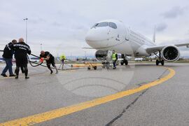 Летище „Васил Левски“ - опит за изтегляне на най-новия самолет - Airbus A220-300