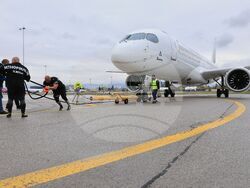 Летище „Васил Левски“ - опит за изтегляне на най-новия самолет - Airbus A220-300