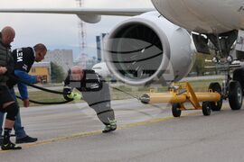 Летище „Васил Левски“ - опит за изтегляне на най-новия самолет - Airbus A220-300