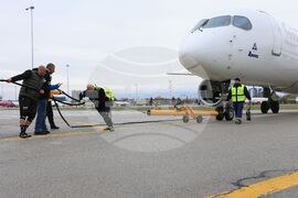 Летище „Васил Левски“ - опит за изтегляне на най-новия самолет - Airbus A220-300