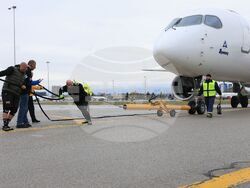Летище „Васил Левски“ - опит за изтегляне на най-новия самолет - Airbus A220-300