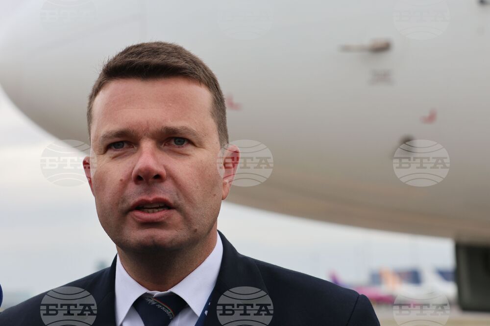 Летище „Васил Левски“ - опит за изтегляне на най-новия самолет - Airbus A220-300