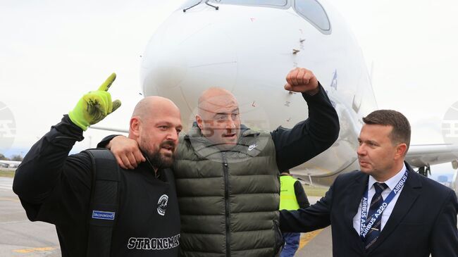 Двама български силови атлети успяха да изтеглят поотделно 40-тонен Airbus A220-300 - най-новия самолет на "България Еър"