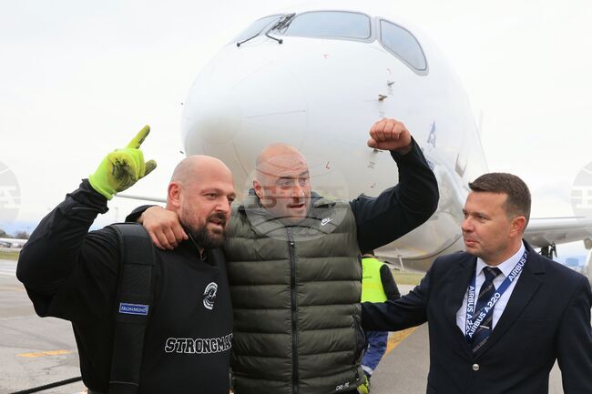 Двама български силови атлети успяха да изтеглят поотделно 40-тонен Airbus A220-300 - най-новия самолет на "България Еър"