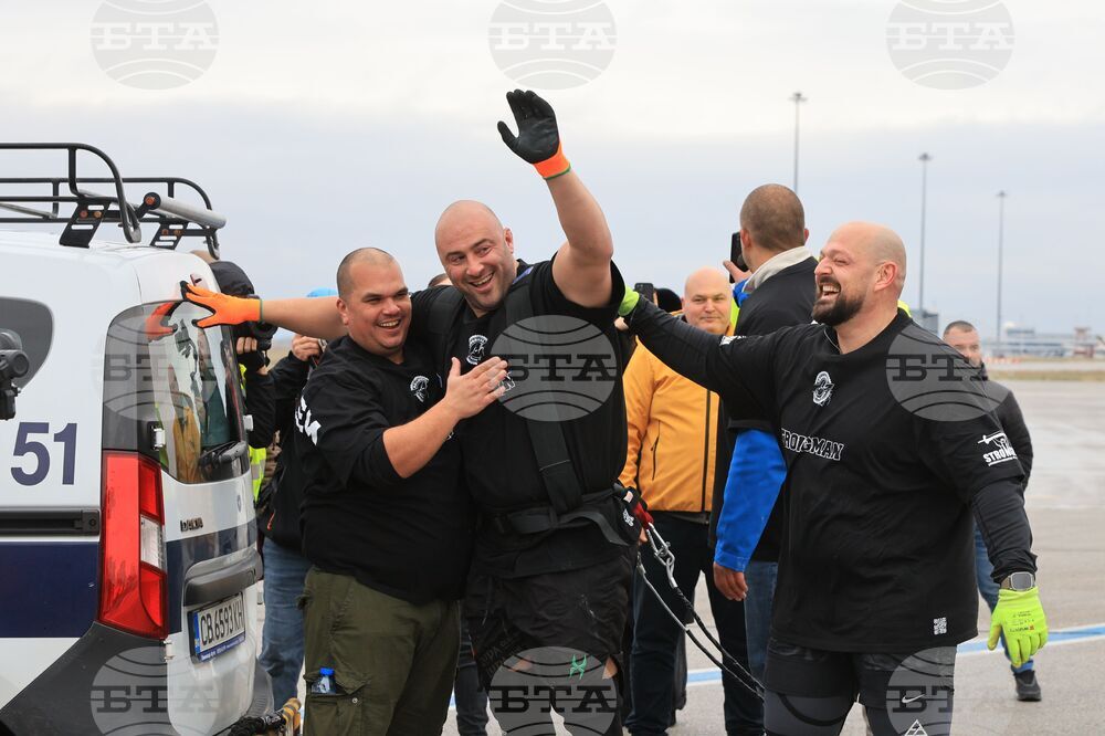 Летище „Васил Левски“ - опит за изтегляне на най-новия самолет - Airbus A220-300