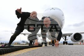 Летище „Васил Левски“ - опит за изтегляне на най-новия самолет - Airbus A220-300