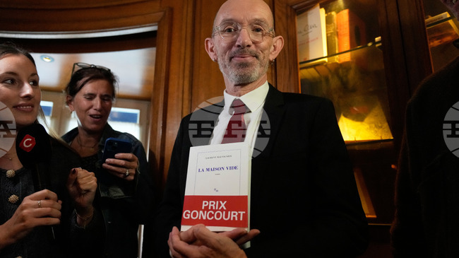 Радостен съм, каза писателят Лоран Мовиние, носител на тазгодишната награда "Гонкур" за романа си "Празната къща" 
