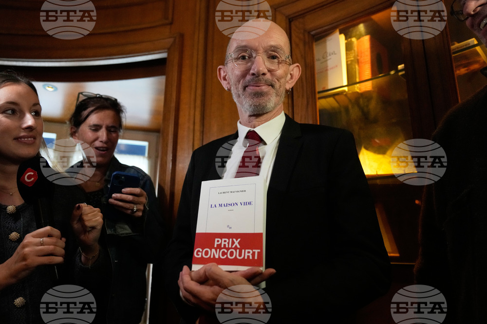 Радостен съм, каза писателят Лоран Мовиние, носител на тазгодишната награда "Гонкур" за романа си "Празната къща" 