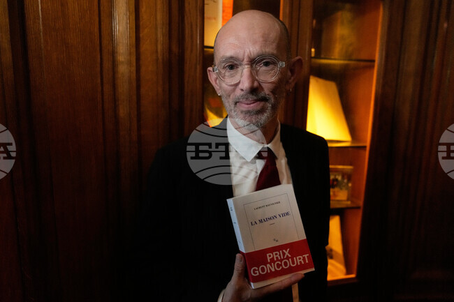Лоран Мовиние спечели наградата "Гонкур" за романа си "Празната къща" 