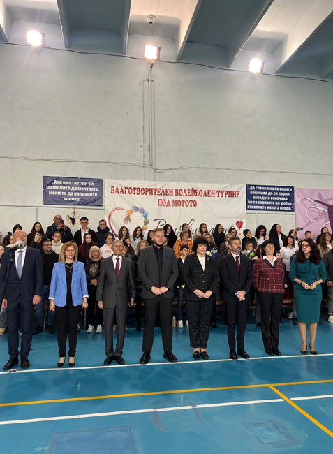 Зам.-министър Петър Младенов присъства на церемонията по връчване на знамето на ученическия гвардейски състав в Пирдоп