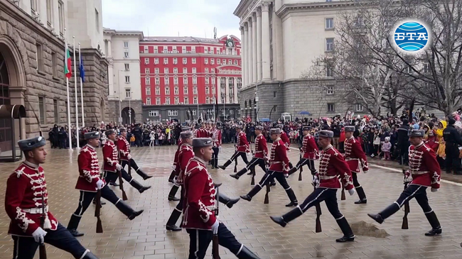 На националния празник беше извършена тържествена смяна на почетния гвардейски караул