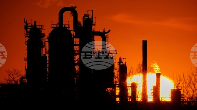 Цените на петрола леко се повишиха на фона на намалели опасения от свръхпредлагане