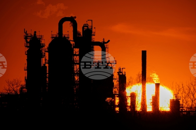 Цените на петрола леко се повишиха на фона на намалели опасения от свръхпредлагане