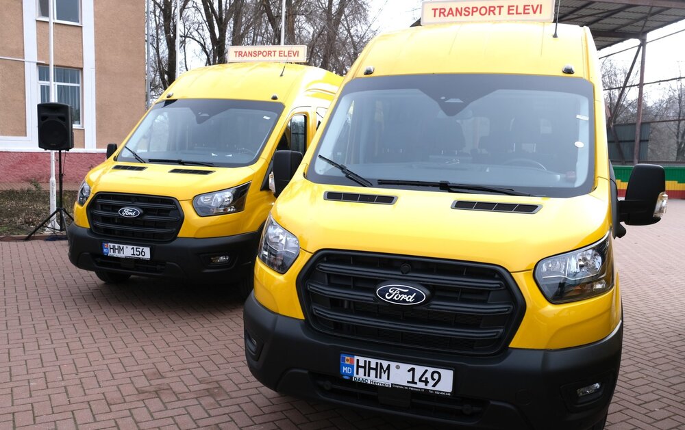 Нов училищен автобус, осигурен с подкрепата на България, превозва ученици от Карбалия до Будей