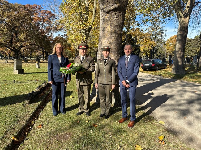 Посолството на България в Австрия отбеляза Архангелова задушница с полагането на венец пред българския военен паметник във Виена