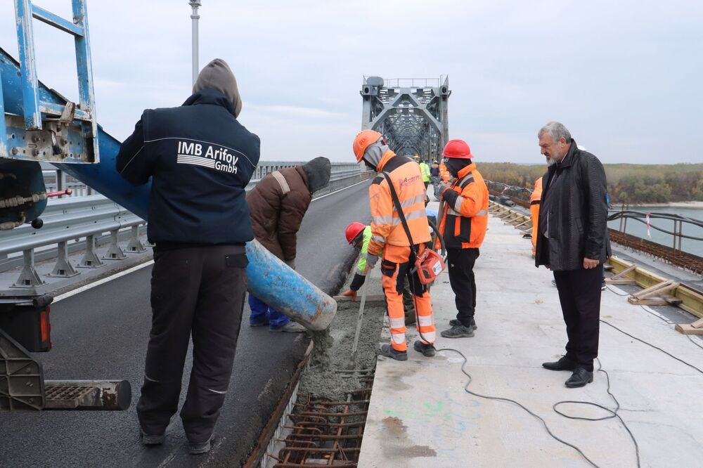 ОА Русе: Приключи полагането на бетонни смеси на Дунав мост 