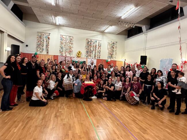 Танцовият клуб „Зора“ от Хага отпразнува на 1 ноември своя осми рожден ден със семинар по български народни танци и празнична вечеринка