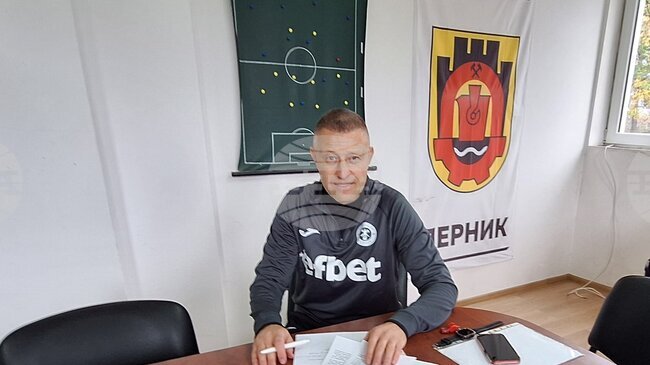 Владимир Манчев подписа договор с Миньор Перник