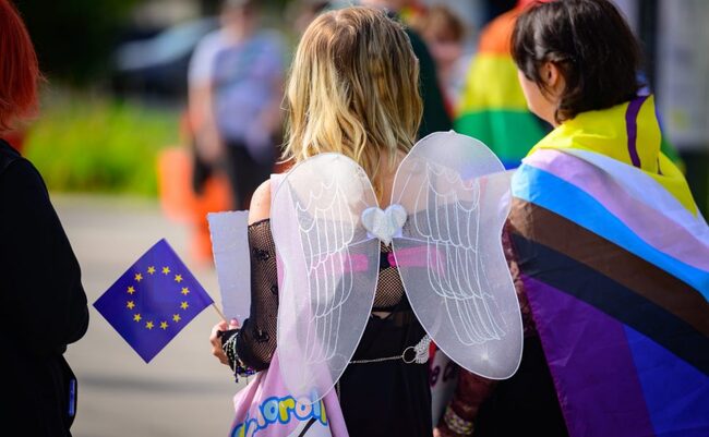 Европейски нюзрум: Ограничаването на правата на еднополовите двойки в Словакия предизвиква опасения за правата на ЛГБТИК+ лицата в ЕС