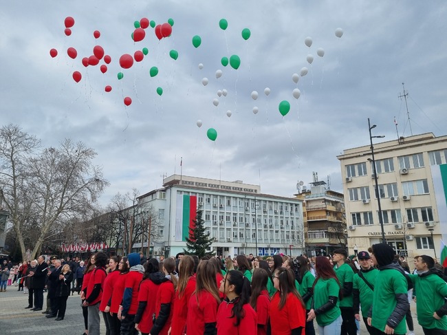 С патриотичен флашмоб и фолклорна инициатива в Търговище бе отбелязана 145-ата годишнина на Освобождението на България