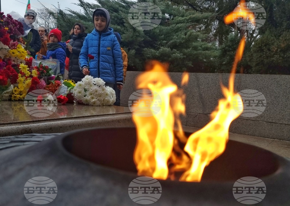 Трети март - Паметник на Незнайния воин - цветя